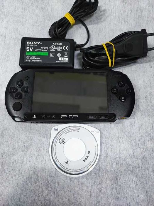 Sony PSP E1004 cu alimentator original, husă protecție și joc FIFA 10