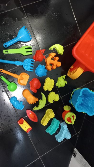 Плажни играчки,кола,конструктор,кофичка и лопатки за плаж,строителна к