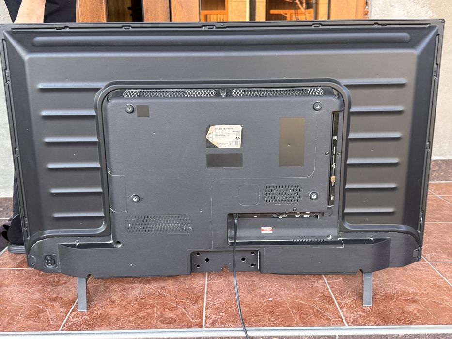 продается телевизор SHIVAKI 43 нерабочий экран разбитый