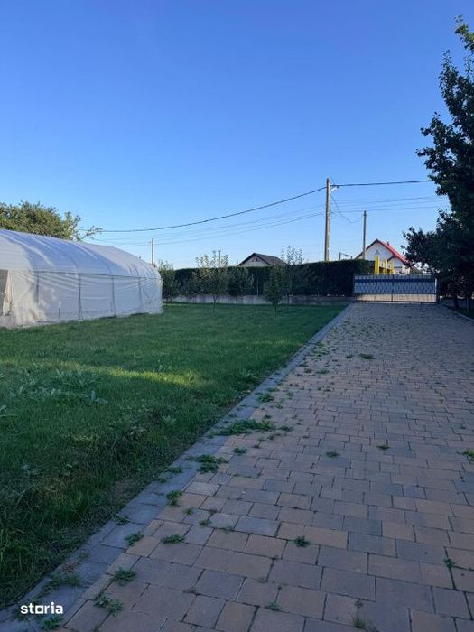 Casa individuala cu garaj si foisor, centru- Horodnic de Sus