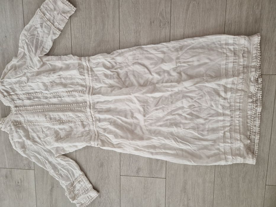 Rochie alba cu detalii