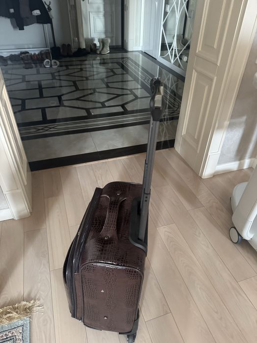 Чемодан новый коричневый