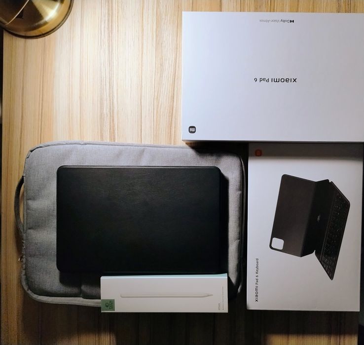 Таблет Xiaomi Pad 6 в комплект с Оригинален калъф с клавиатура, писалка и чанта за таблет.