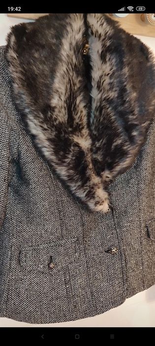 Sacou cambrat negru- gri, cu guler din blăniță detasabil, M