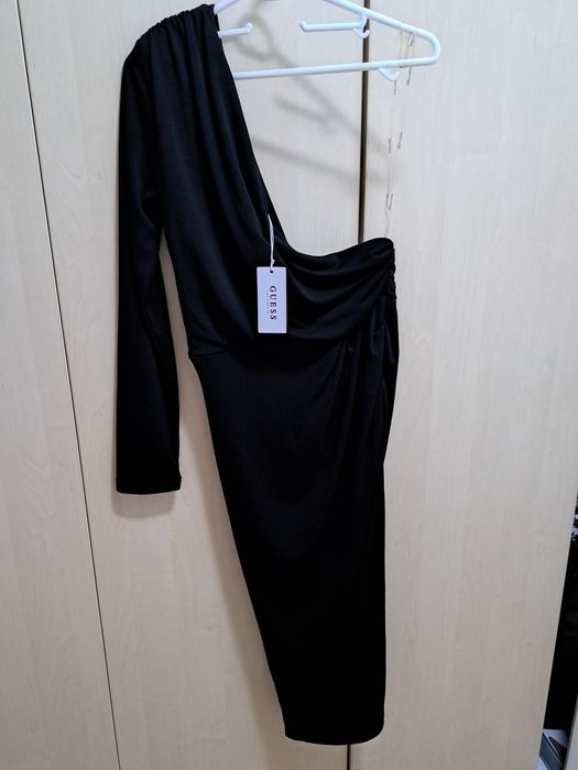 Стилна черна рокля на GUESS