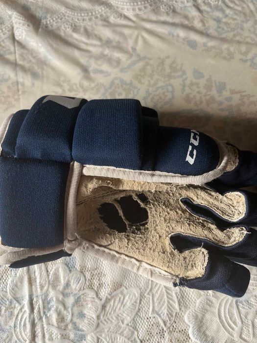 Продам хоккейные краги CCM T4R JR