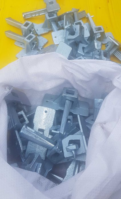 Blocatori zincati cu pana, cleme, fluturasi cofraj, broscute cofraj