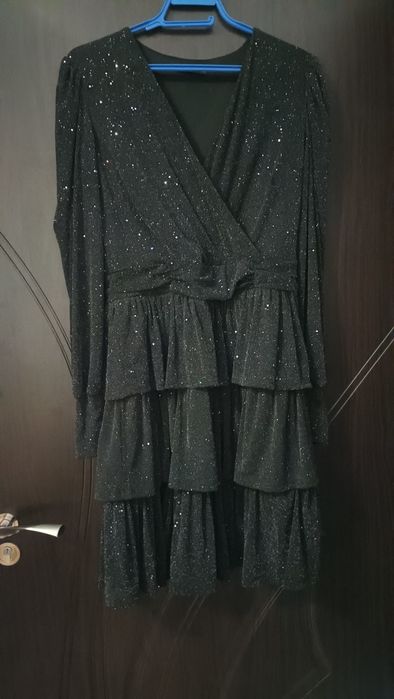 Модерна рокля с блестящи елементи