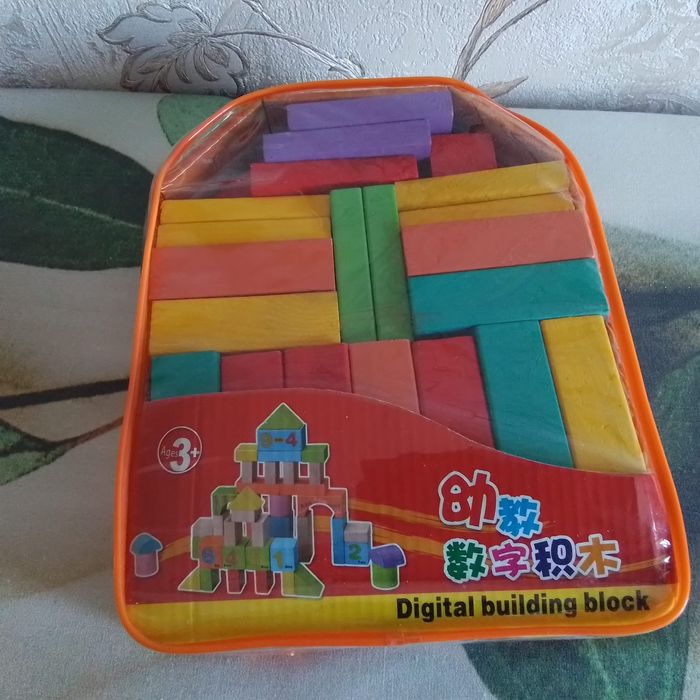 Деревянные кубики в наборе.