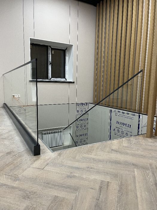 Стеклянные перегородки и перила