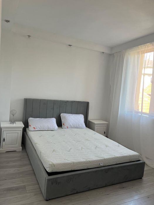 Închiriez apartament cu 2 camere