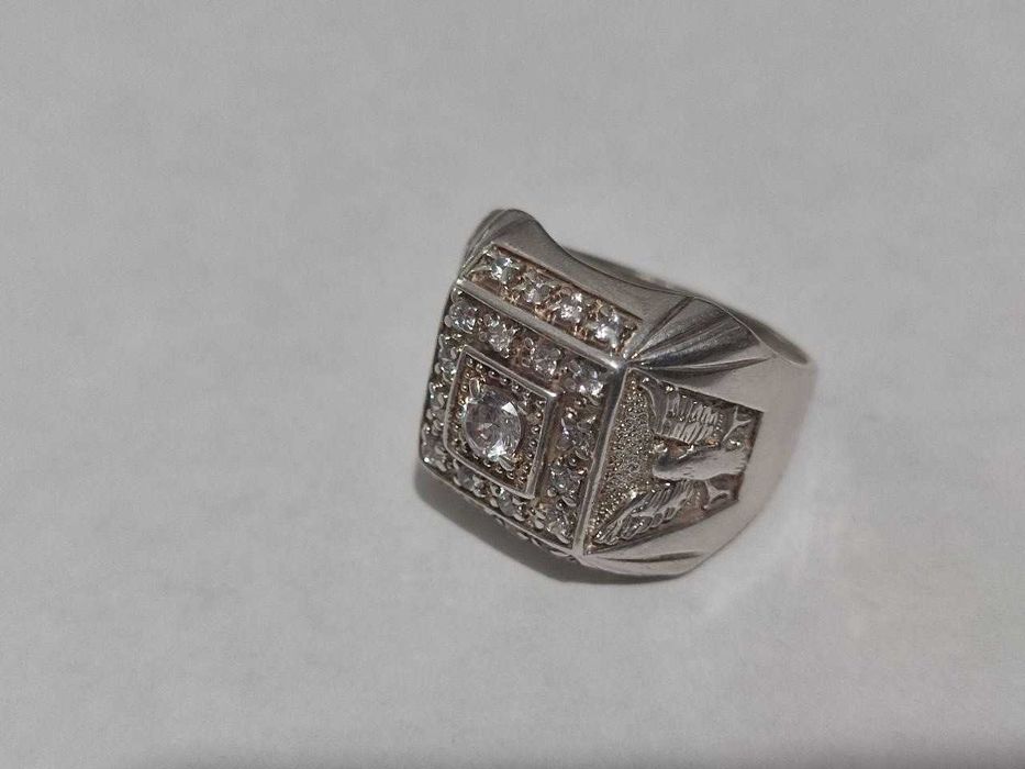 Красивое серебряное кольцо с камнем ЦИРКОН