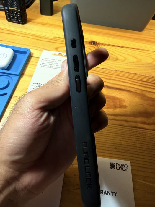 Продам чехол Iphone 16 Pro под мото крепление Quad Lock оригинал