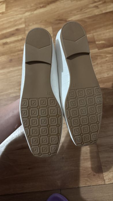 Pantofi loafers albi eleganti cu detaliu auriu, marimea 38