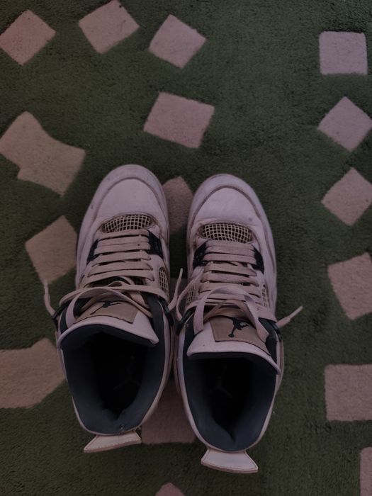 Sunt Air Jordan 4 sunt deteriorați adică au cress și unpic juliți și sunt aproape originali adică 1/1 am dat 900 de lei