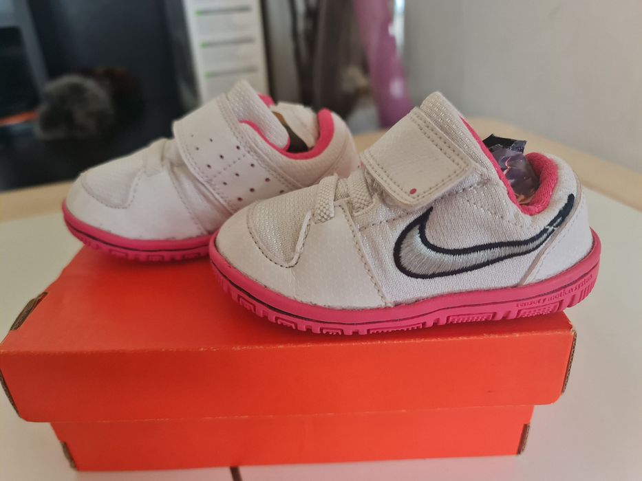 Teniși Nike fetite marimea 20