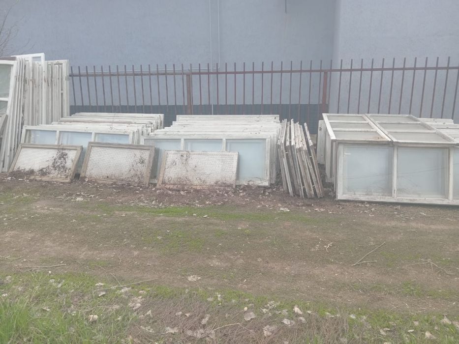 Продам оконные рамы и лес