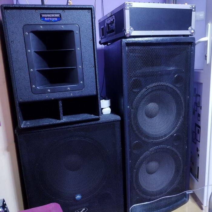 Vand dou boxe electrovoice un bas și mixer + toată conetica