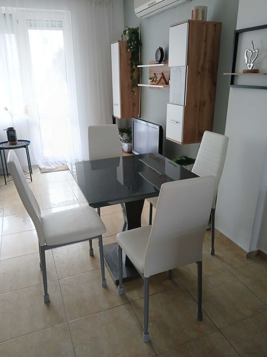 Обеденный стол и четыре стула