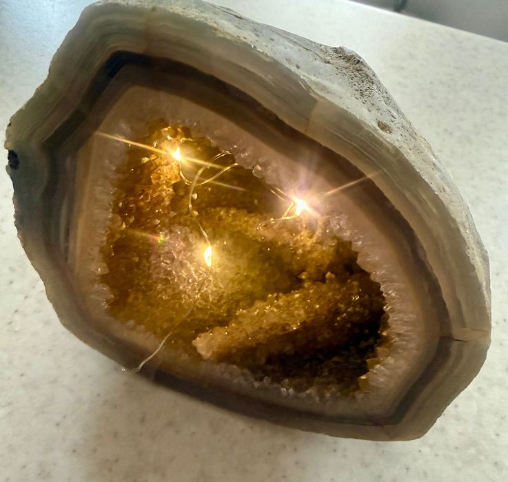 Естествена геода от ахат с кристална друза