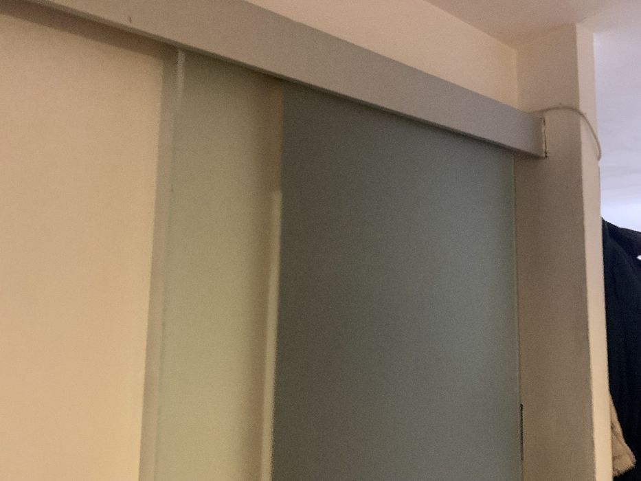 Ușa culisanta din geam securizat mat