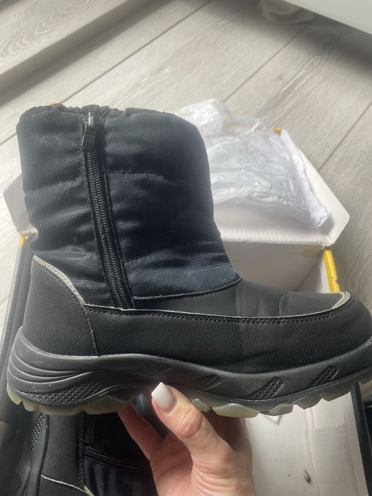 Продам ботинки на мальчика 8-10 лет