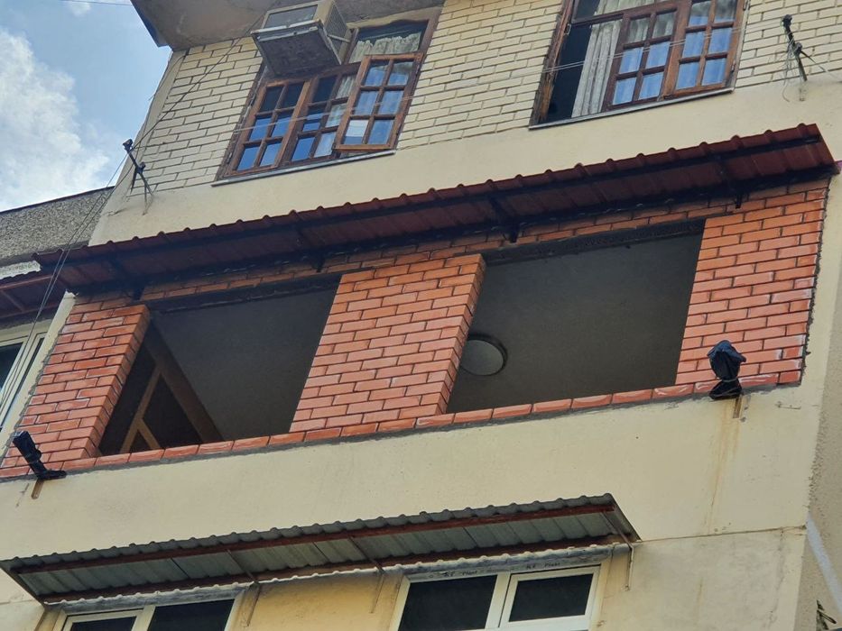 Установка  КОЗЫРЬКИ, Над  Окнам , и  Белевые  РОЛИКИ + Реставрация !