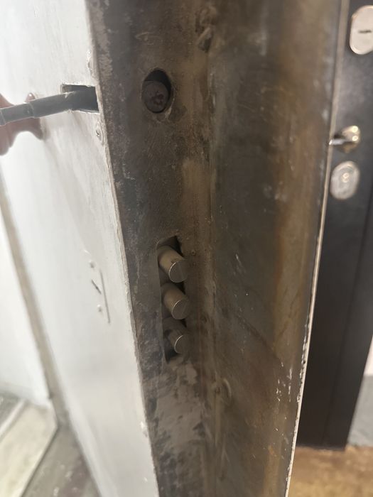 Продам наружную двери