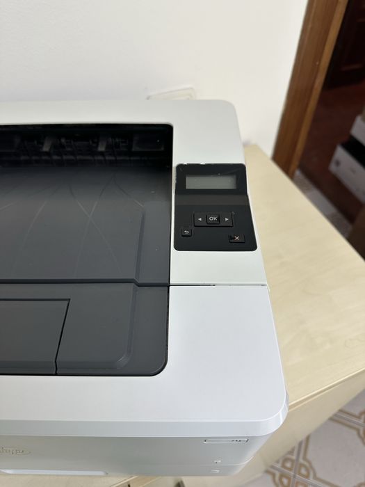 Imprimanta laser HP m402