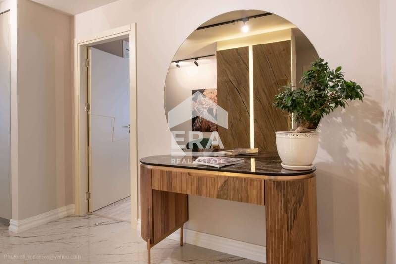 Луксозен тристаен апартамент за продажба в затворен комплекс, на брега