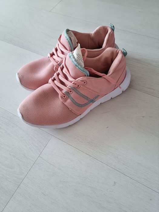 Срочно продам  женскую кроссовку