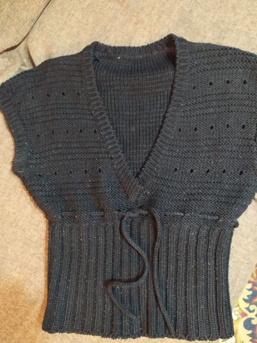 Кофта можно носить как с юбкой так и с джинсами на высокой посадке