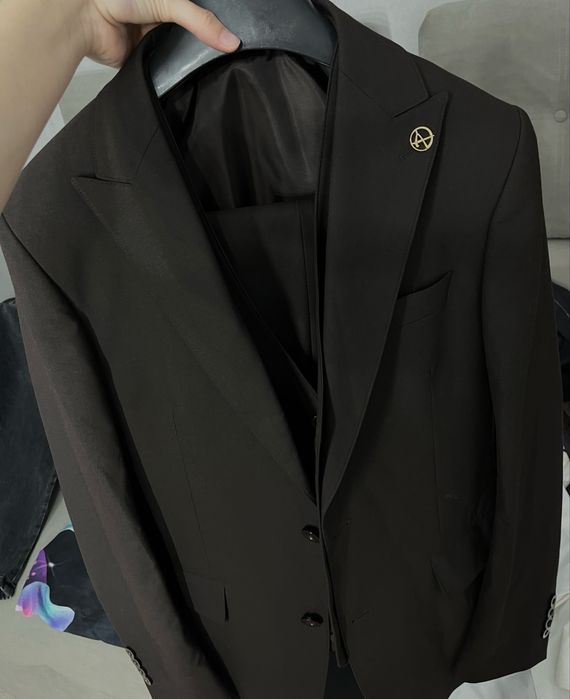 Коричневый костюм