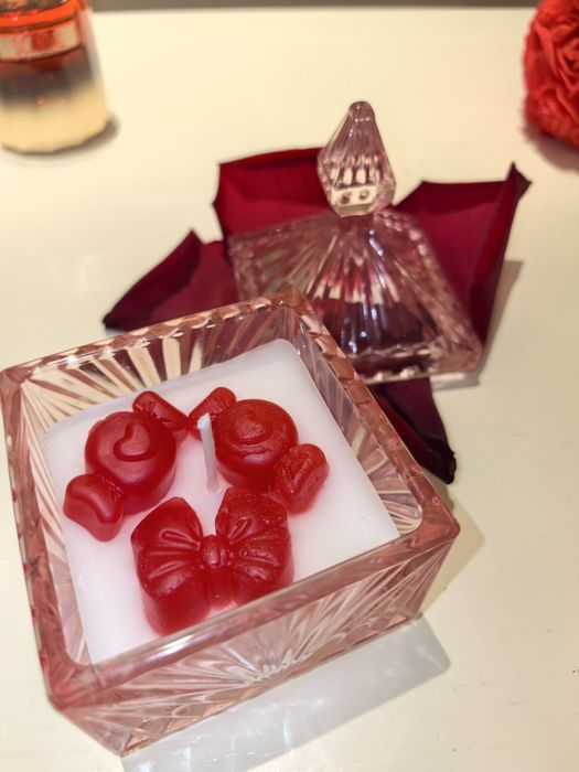 Lumânare handmade cu bomboane, în recipient din sticlă