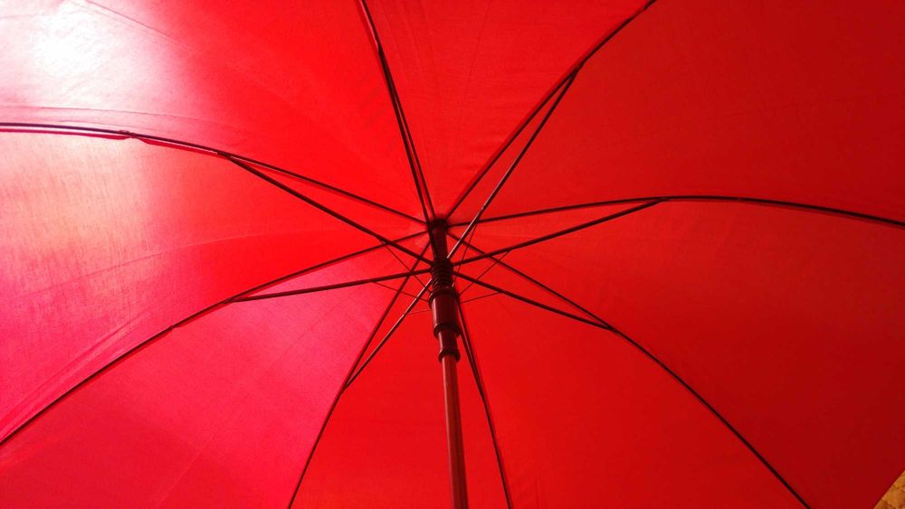 Продается эксклюзивный женский зонт TWIST red