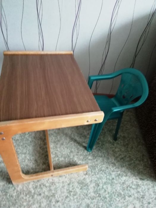 Парта школьная в хорошем состоянии