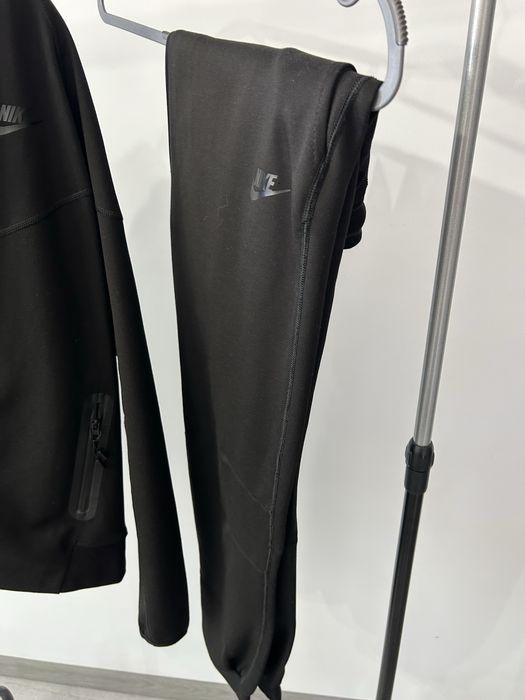 Nike tech negru.