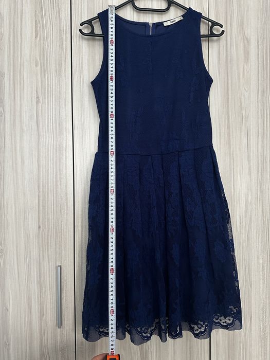 Синя рокля с дантела