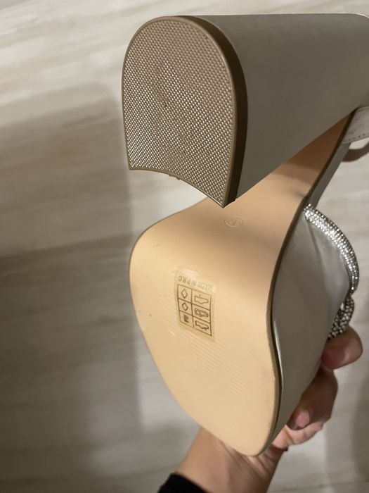 Дамски обувки на дебел ток