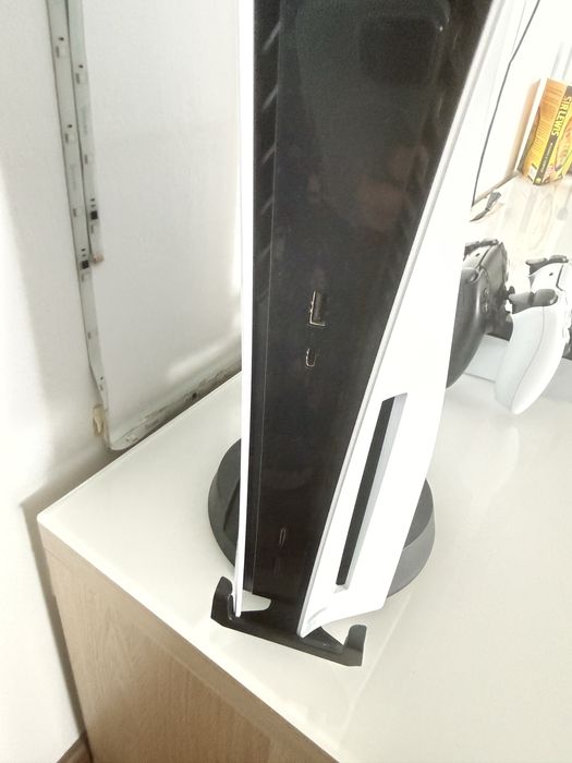 PS5 + 2 controllere DualSense  + stație de încărcare – stare foarte bună