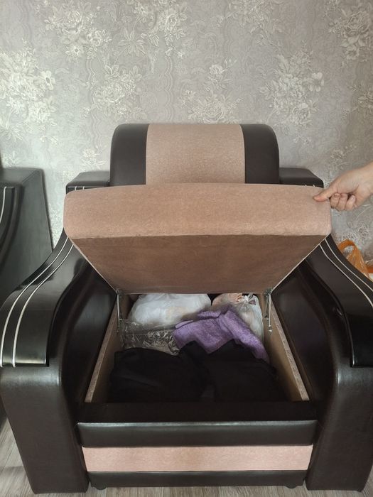 Продам  два кресла