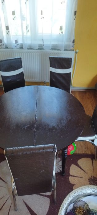 Маса със три стола