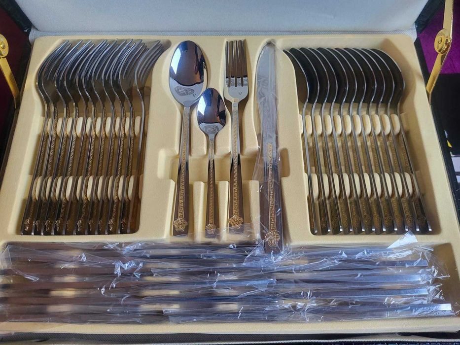 Комплект съдове за готвене, кухненски ножове и прибори за хранене