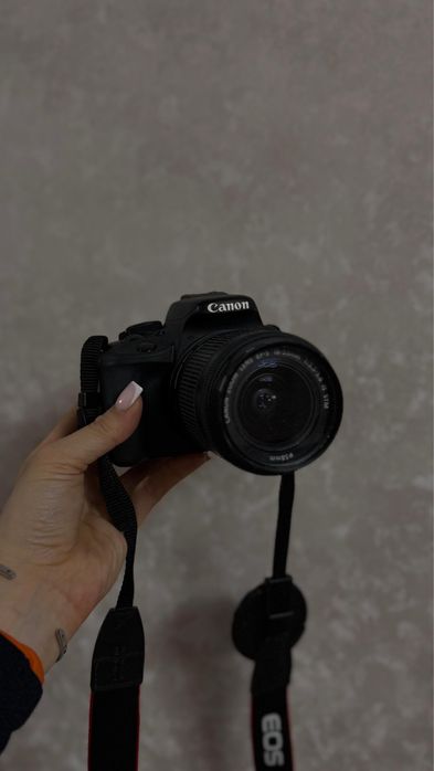 Камера Canon , зеркальная камера