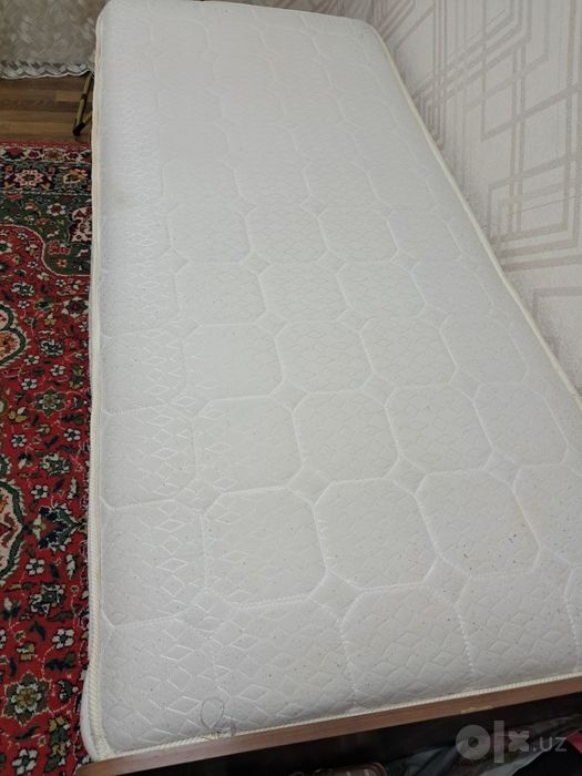 Продаеться 2 кроват и 2 ортопедический матрац.