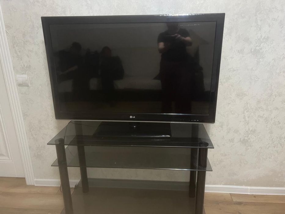 Телевизор LG почти новй