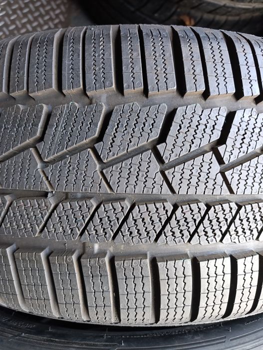 O anvelopă de iarnă 245 45 19 Continental dot 2023