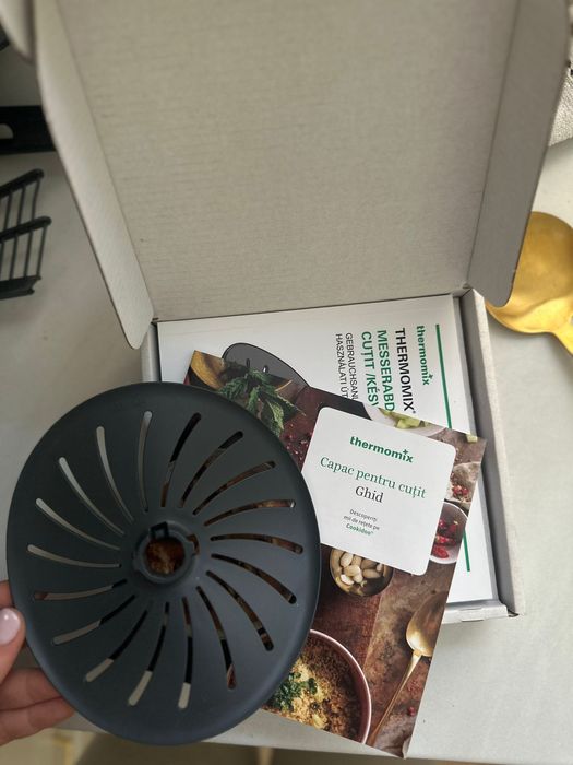 De vanzare Thermomix TM 6 cu 2 boluri + accesoriu feliere si razuire