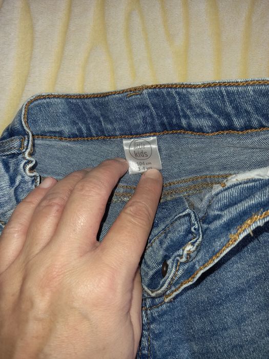 Долнища и дънки размери 98-104-110.Долнищата по 3лв.Дънките по 5лв.