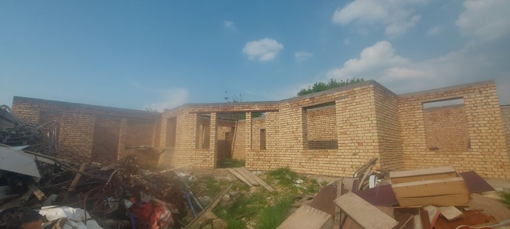 Hovli sotiladi 5 xona